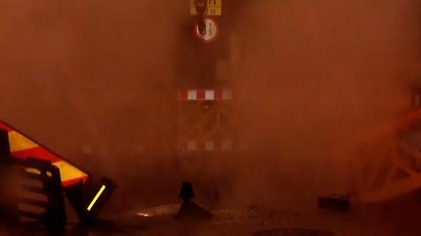 O mașină a căzut într-o groapă pe șosea, în Sectorul 2 din București