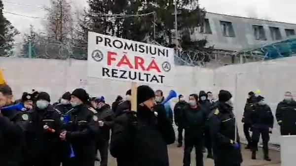 Sindicaliștii din penitenciare au ieșit în stradă, Protest față de înghețarea salariilor