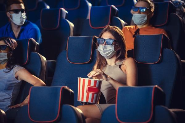 Relaxarea în Bucureşti a însemnat şi redeschiderea sălilor de cinema. Iar biletele se vând ca pâinea caldă