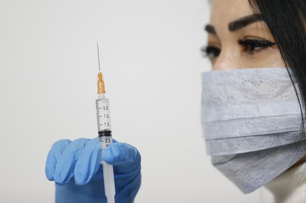 Cheia relaxării este vaccinarea. Specialiștii estimează că la vară putem spera la mai multă libertate de mişcare