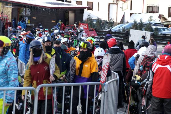 Nervi și aglomerație pe Valea Prahovei: "Trebuie să fii zen sau să fii beat că să ajungi la destinație, sincer!"