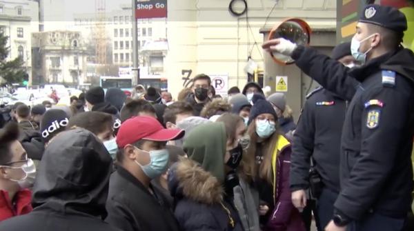 Amendă pentru un restaurant din Bucureşti, unde lumea se îngrămădea să ia mâncare gratis