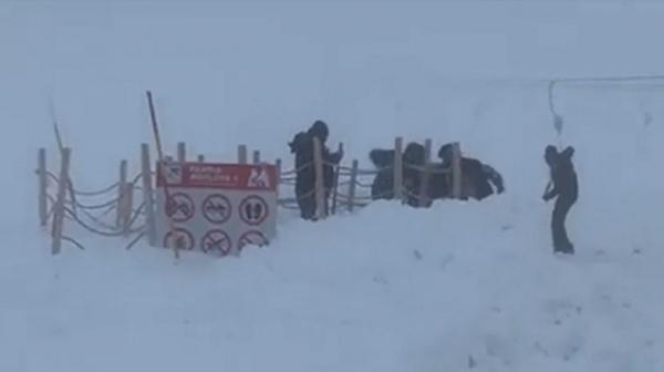 Ultima lună de iarnă a adus haos din cauza zăpezii și bătăi de cap pentru șoferi, în Harghita și Caraș-Severin