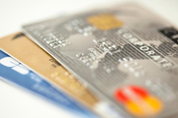 Conturile unor artiști români, golite de hoţi prin metoda clonării numărului de telefon