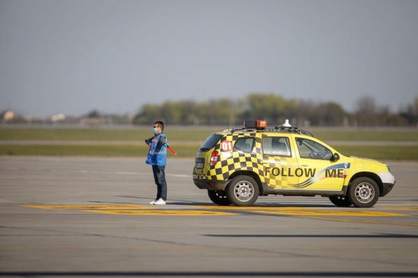 Alt "avion al condamnaților" a aterizat în România. La bord se află 34 de români expulzaţi din Marea Britanie