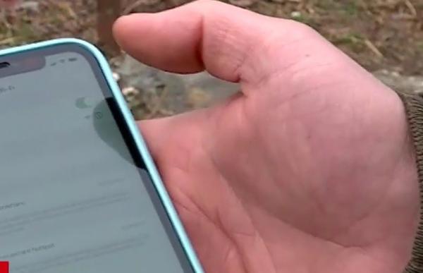 Într-un sat din Maramureș, internetul a devenit o normalitate. Localnicii pot lua legătura mult mai uşor cu cei dragi plecaţi în străinătate