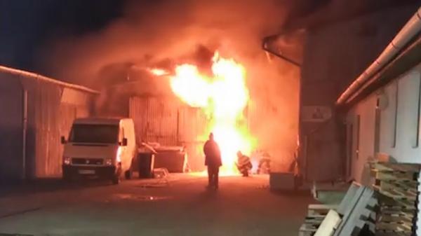 Incendiu puternic, o hală de mobilă din Timişoara a fost făcută scrum