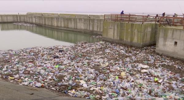 Barajul de la Drăgăneşti arată ca o groapă de gunoi plutitoare. Peisajul dezolant nu-i supără pe pescari: ”Noi nu bem sucul din sticlă?”