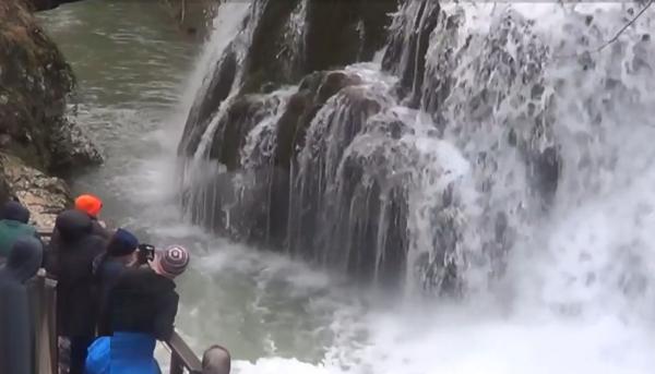 Peisaj spectaculos la Cascada Bigăr, după topirea zăpezilor