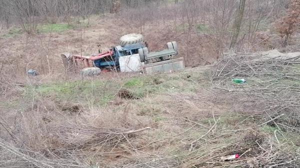 Un copilaș de un an și patru luni a murit strivit în tractorul condus de tatăl lui, la Valea Motrului, în Gorj