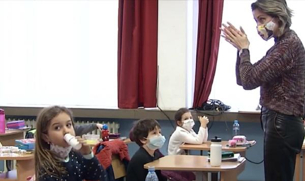 Învățători nevoiți să facă poliție sanitară cu cei mici, din cauza COVID: "Putem să ieşim la toaletă doar la și 20! Masca!"