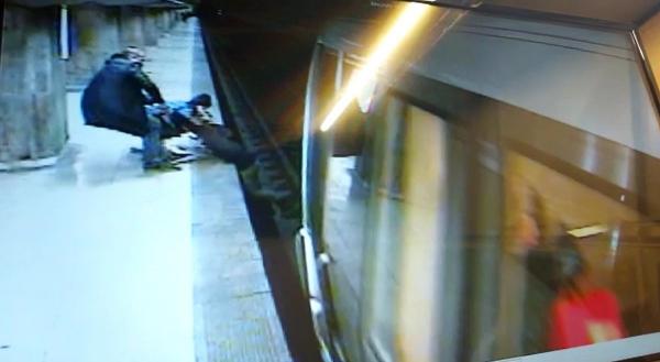 Momentul în care o fată de 15 ani se aruncă în fața metroului, la Dristor 1, și e salvată în ultima fracțiune de secundă