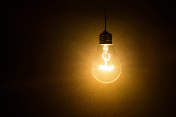 Soluția pentru a plăti mai puțin la energie, după liberalizarea pieței. Mulți români se plâng de umflarea facturilor