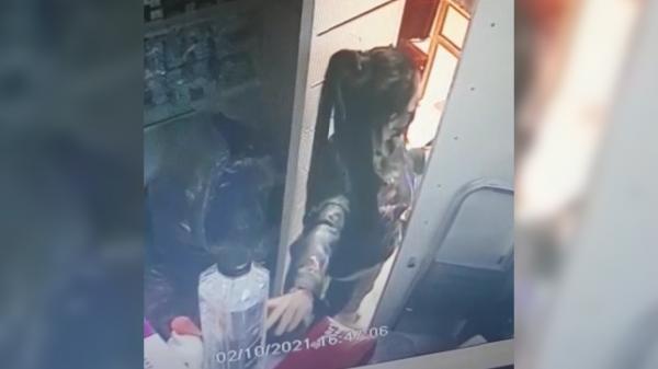 Vânzătoare din București, furată de telefon în doar câteva minute de doi hoți "profesioniști"