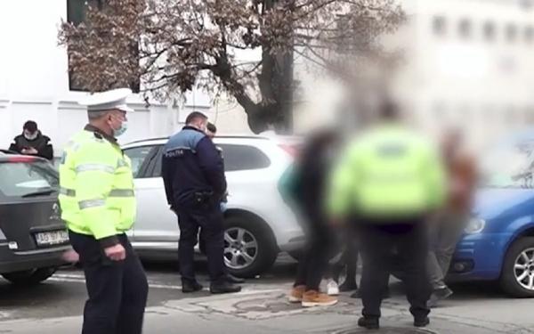 Cinci tineri au fost urmăriţi şi percheziţionaţi, după ce au aruncat un pachet suspect din mașină, într-o parcare din Piteşti