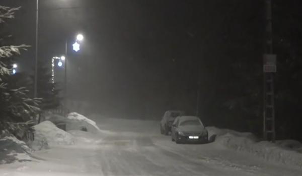 Valul de ger siberian a cuprins toată ţara. Şoselele s-au transformat în patinoare, iar vântul a dărâmat copaci şi panouri publicitare