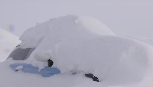 Zăpadă de cinci metri la Rânca. Ultimele ninsori i-au izolat pe turişti în cabane