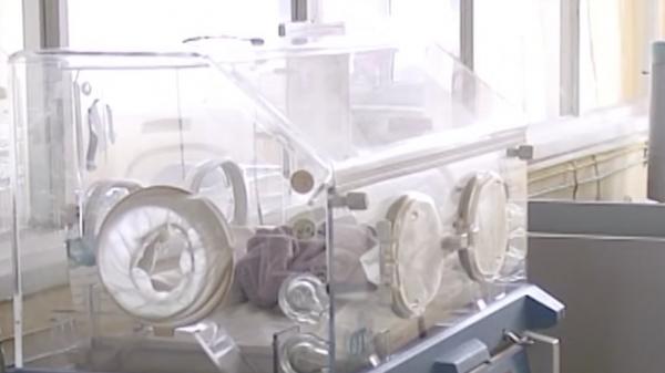 O fostă profesoară şi-a abandonat copilul de teama soţului violent. Femeia s-a predat după patru zile