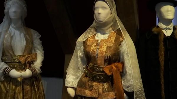 O întoarcere în timp: Expoziție de costume tradiționale de mireasă