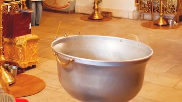 Zeci de mii de români au semnat o petiție adresată BOR prin care cer modificarea ritualului botezului. Reacția Patriarhiei