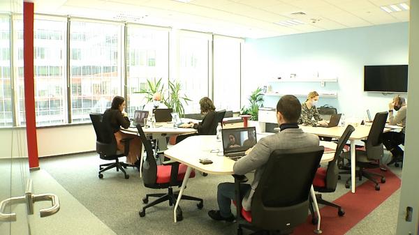 O parte din angajaţi se întorc la birouri, după luni de telemuncă: "Cel mai dor mi-a fost de interacţiunea cu colegii"