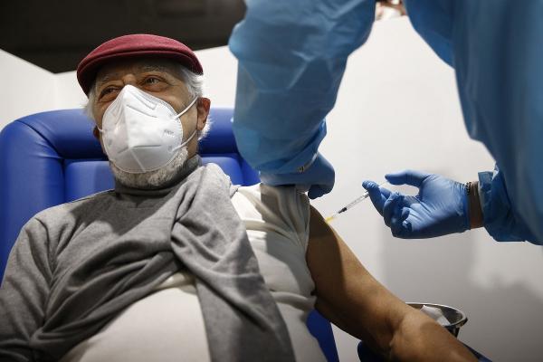 Persoanele care se vaccinează anti-Covid ar trebui să facă pauză de la consumul de alcool, avertizează medicii