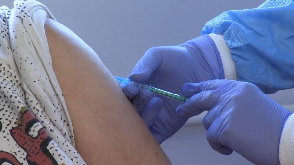 În prima linie, dar cu imunitate. Rata de infectare din spitale a scăzut cu peste 87%, după vaccinarea medicilor