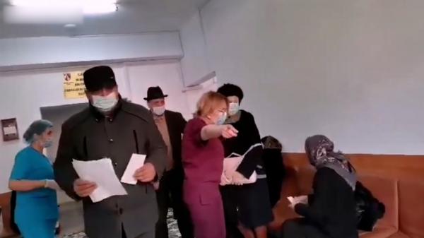 Pacienți şi rude, scoşi cu ţipete din Spitalul Bacău, acuzați că au intrat abuziv: "Afară! Chem paza!"
