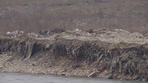 Dezastru ecologic sub privirile autorităților din Gorj: Jiul se umple de gunoaie