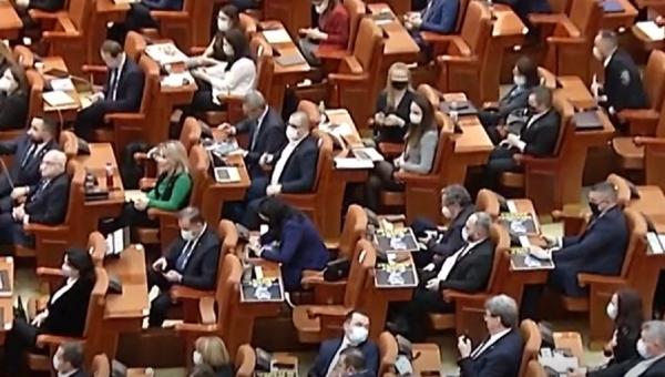 Studenţii nu mai pot merge gratis cu trenul, dar parlamentarii da, chiar dacă ei nici măcar nu folosesc trenul pentru deplasări