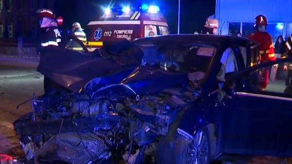 Accident grav în Curtea de Argeş, după o cursă nebunească între doi vitezomani