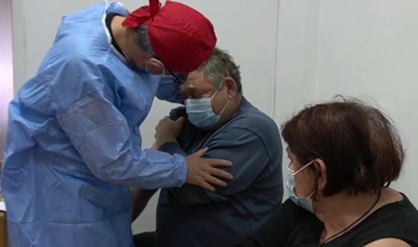 Mai mulți bătrâni dintr-o localitate izolată din județul Hunedoara au fost vaccinați anti-COVID de medici voluntari