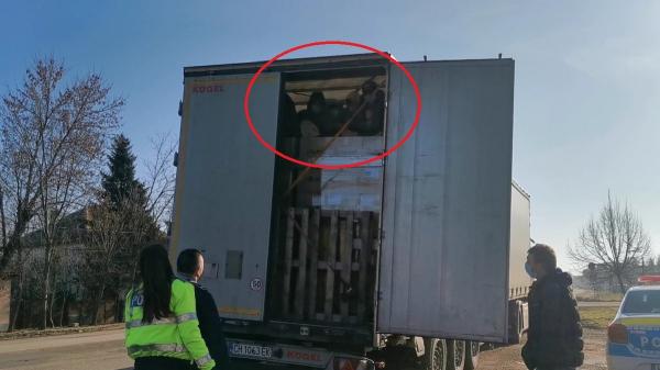 Migranți găsiți în TIR-ul unui bulgar, la Timișoara. Tinerii au bătut cu pumnii în camion, ca să fie auziți
