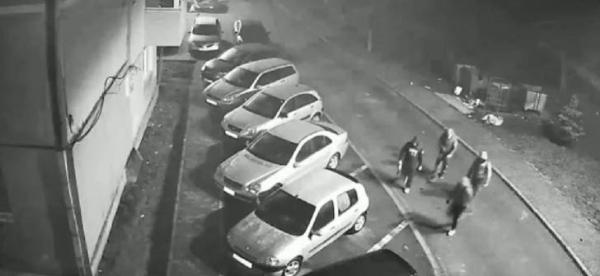 Hoți filmați în acțiune, în timp ce smulg catalizatorul unei mașini, într-o parcare din Arad