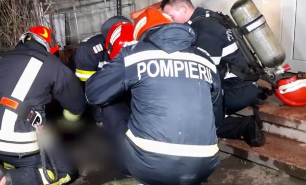 Cățel resuscitat minute în șir la Galați, după ce un apartament a luat foc. Eforturile pompierilor SMURD, în zadar