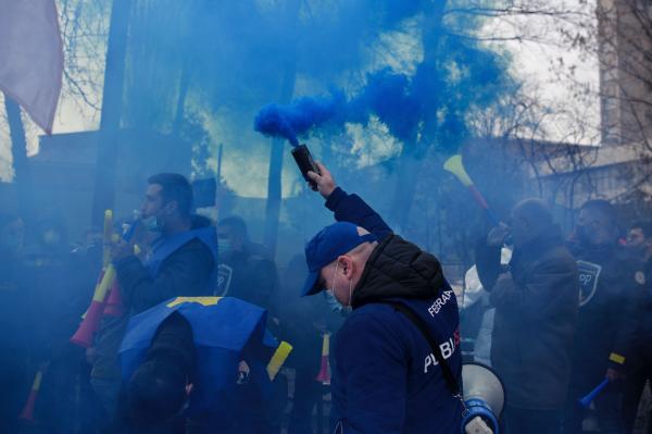 Polițiștii s-au îmbrâncit cu jandarmii, în faţa Palatului Cotroceni. Protestul s-a lăsat cu amenzi de 10.000 de lei