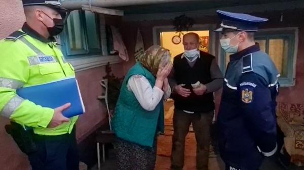 Bătrânică în lacrimi de fericire, după ce poliţiştii din Vaslui i-au adus înapoi banii furaţi de hoţi: "Doamne, băieţilor, să vă deie Dumnezeu sănătate"