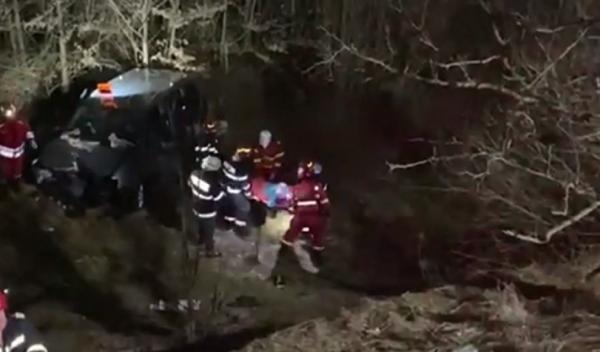 O mașină a căzut peste 10 metri într-o râpă, după ce șoferul a pierdut controlul volanului, pe șoseaua Pitești-Vâlcea. Cinci persoane, la spital
