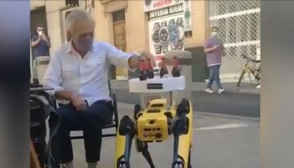 Un robot, ospătar într-o berărie din Sevilla. Lucrează doar experimental, pe durata pandemiei