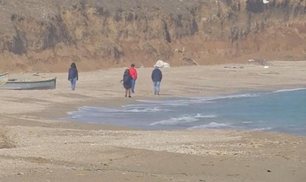Primăvara din februarie. Oamenii au ieșit pe plajă pentru a se bucura de soare, înainte ca vremea mohorâtă să revină
