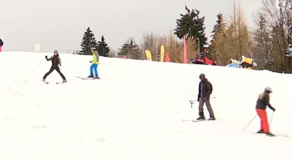 La munte, peisajul e încă de iarnă. Turiștii au ieșit în număr mare pe pârtii, la ”schiul de primăvară”