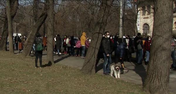 Coadă la târgul de mărțișoare de la Muzeul Țăranului Român. Distanţaţi şi cu măşti, oamenii s-au bucurat de ziua însorită