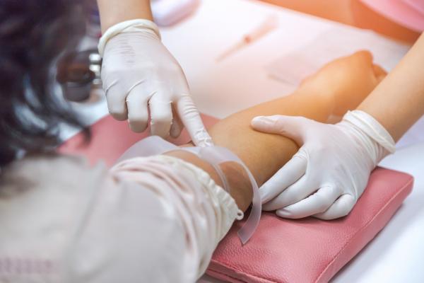 Testele de anticorpi sunt tot mai căutate. Românii vor să verifice pe banii lor dacă vaccinurile funcționează