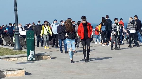 Faleza din Constanța, neîncăpătoare la final de iarnă. Turiștii și localnicii au făcut băi de soare la 17 grade Celsius, la malul mării