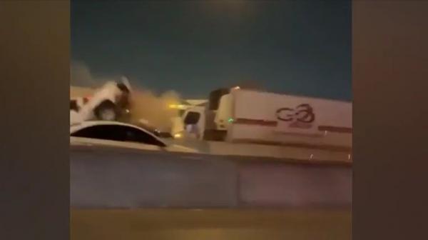 Șofer aruncat din mașina strivită de un camion, pe o autostradă din Texas. Bărbatul poate spune că s-a născut a doua oară!
