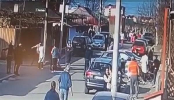Momente de haos după ce șoferița cu Mercedes a intrat în plin în Mihaela și Raisa, fetele ucise pe trotuar