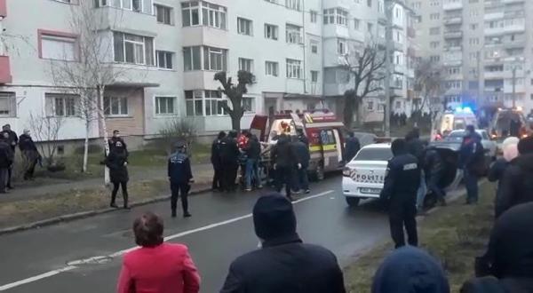 "Lăsaţi-l să moară!" Reacţia oamenilor la vederea bărbatului împuşcat după ce i-a ucis pe cei doi muncitori, la Oneşti