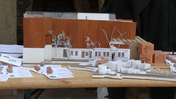 Românii, invitaţi să cumpere mărţişoare-cărămidă pentru a pune umărul la ridicarea primului teatru construit din donaţii