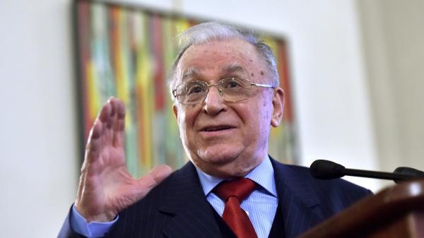 Ion Iliescu, 91 de ani, s-a vaccinat anti-Covid de ziua lui, cu Pfizer. O echipă mobilă de la Spitalul Militar s-a deplasat la locuinţa sa