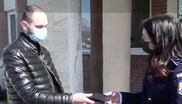 Un tânăr din Alba Iulia a găsit un portofel plin cu bani şi a l-a predat la poliţie pentru a fi returnat proprietarului: "N-aş vrea să trec şi eu prin aşa ceva"